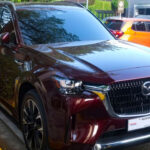 Mazda ofrece configuraciones mecánicas más potentes en varios segmentos. El CX-90 alcanza hasta 340 CV, superando claramente a rivales directos de Toyota como el Highlander.