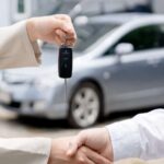 Casi el 80% de los préstamos para compradores con crédito prime incluyen sobrecargos de interés aplicados por los concesionarios, mientras que los prestatarios subprime enfrentan APR de hasta 21,6% en vehículos usados. Los prestamistas no bancarios ahora originan la mayoría de los créditos automotrices, aumentando las condiciones agresivas y reduciendo la regulación, mientras los consumidores pierden visibilidad sobre los costos reales de sus préstamos.