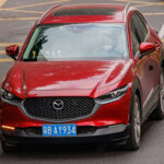 El Mazda CX-30 destaca por su enfoque moderno y su interior de calidad superior. Es ideal si buscas un SUV compacto con tecnología actual y un tamaño manejable para ciudad, sin renunciar a confort y estilo.