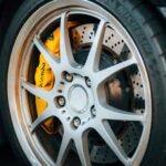 Los bloqueos de ruedas pueden ser prácticos en zonas con alto riesgo de robo, pero muchas veces se venden como si todos los conductores vivieran con temor constante. Si tu área y vehículo no tienen un riesgo real, este accesorio es fácil de omitir, evitando complicaciones innecesarias en el mantenimiento y servicio del vehículo.