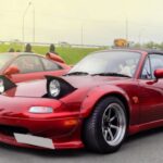 El Miata enseñó que no necesitas mucha potencia para disfrutar un deportivo. Ligero, ágil y lleno de carácter, sus faros retráctiles y proporciones compactas lo hicieron entrañable. Brinda una conexión pura entre conductor y auto, demostrando que la diversión al volante no siempre requiere cifras impresionantes en el motor.