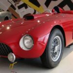De los años 50, solo existen cinco unidades. Diseñado para carreras de resistencia, con un V12 de 4.9 litros, conquistó la 24 Horas de Le Mans y la Carrera Panamericana. En 2014, un modelo se subastó por 18,3 millones de dólares, reflejando su pedigrí histórico.