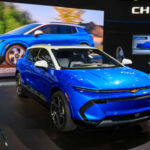 Primer eléctrico moderno de producción masiva (1996-1999), el EV1 ofrecía buena autonomía y diseño aerodinámico. GM retiró y destruyó casi todas las unidades, alegando baja demanda, aunque muchos creen que la decisión protegía sus coches tradicionales.