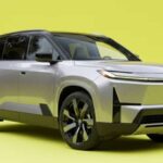 El Highlander EV marca la entrada decidida de Toyota en el mercado de SUV familiares totalmente eléctricos. Con diseño aerodinámico, gran autonomía de 450 km y carga rápida, combina eficiencia y confort. Su interior aprovecha la plataforma eléctrica con suelo plano y mayor espacio, ofreciendo un viaje silencioso y premium para familias, con un precio cercano a los 50.000 dólares.