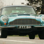 El seis en línea diseñado por Tadek Marek impulsó algunos de los modelos más icónicos de Aston Martin. Presente en coches como el Aston Martin DB5, combinaba potencia, refinamiento y un sonido inconfundible que lo convirtió en un clásico.