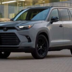 El Toyota Grand Highlander Hybrid demuestra que el tamaño no está reñido con el ahorro. Con tres filas reales y unos 35 mpg medidos, es ideal para familias que necesitan espacio sin disparar el gasto en combustible.