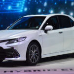 El Toyota Camry es uno de los coches más fiables jamás fabricados. Con una vida útil que supera fácilmente los 260.000 km y costes de reparación bajos, es una opción casi infalible para quien busca tranquilidad a largo plazo.