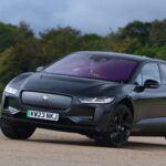 El Jaguar I-Pace ofrece una experiencia premium a partir de 15.200 €, con tracción total, 395 bhp y batería de 90 kWh. Aunque su rango usable es de unos 401 km, destaca por la combinación de dinámica emocionante, confort y un interior espacioso con el característico lujo británico de la marca.