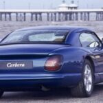 El TVR Cerbera llevó aún más lejos esta práctica al utilizar luces traseras del Ford Fiesta y, posteriormente, componentes de Land Rover. Todo ello sin perder su carácter radical.