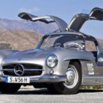 El legendario Mercedes-Benz 300 SL Gullwing no existiría sin el importador estadounidense Max Hoffman, quien convenció a la marca de producir una versión de calle tras el éxito en competición.