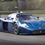 El Maserati MC12 fue desarrollado para competir en GT1. Basado en el Ferrari Enzo, priorizaba la aerodinámica y el rendimiento puro, con un V12 de 621 CV y una producción extremadamente limitada.
