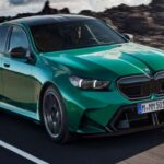 El nuevo M5 híbrido enchufable combina un V8 biturbo con un motor eléctrico para alcanzar 717 CV. Es el M5 más potente jamás creado, demostrando la transición hacia la electrificación.