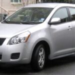 El Pontiac Vibe fue fruto de la colaboración entre General Motors y Toyota. Utilizaba motores japoneses de la familia ZZ y ZR, destacando por su fiabilidad y eficiencia. Fue uno de los últimos grandes ejemplos de cooperación entre ambas compañías.