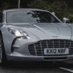 El Aston Martin One-77 es una joya exclusiva con solo 77 unidades. Su V12 de 7.3 litros produce 750 CV, permitiéndole alcanzar los 354 km/h y posicionándose como uno de los Aston Martin más rápidos de la historia.
