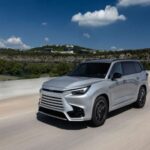 El Lexus TX 500h es un modelo reciente, pero ya muestra previsiones de depreciación cercanas al 45-50% en cinco años. Su rendimiento en reventa aún es incierto por su corta trayectoria.