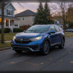 Honda ha elevado su modelo más vendido hacia un enfoque más premium. El sistema híbrido funciona con total suavidad y silencio en ciudad, creando un entorno relajado. Detalles como las rejillas metálicas del salpicadero aportan calidad visual y táctil, mientras que el ensamblaje general transmite robustez y precisión.