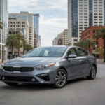 El Kia Forte mejoró muchísimo con los años. Buen equipamiento, diseño correcto y una relación precio-calidad difícil de igualar en su segmento.