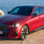 El BMW i5 representa la apuesta eléctrica de la marca en el segmento ejecutivo. A pesar de su tecnología avanzada y buen rendimiento, su valor cae hasta el 37% en cinco años, reflejando la rápida evolución del mercado eléctrico.