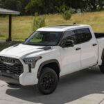 El Toyota Tundra TRD Pro lleva el diseño agresivo al extremo. Su enorme parrilla, suspensión elevada y detalles off-road lo convierten en una de las pickups más impactantes visualmente.