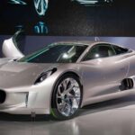 El Jaguar C-X75 fue presentado en 2010 como un superdeportivo híbrido revolucionario. Equipado con un sistema que combinaba un motor térmico turboalimentado y sobrealimentado con motores eléctricos, prometía un rendimiento sobresaliente junto a una mayor eficiencia. Su diseño espectacular y su avanzada ingeniería lo posicionaban como un rival directo de los mejores supercars del mundo. Aunque el proyecto fue cancelado, su aparición en la película Spectre consolidó su estatus de icono.