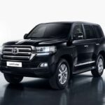 El 1VD-FTV marcó un antes y un después al ser el primer V8 turbodiésel de Toyota. Con hasta 282 CV y un par masivo, transformó al Land Cruiser 200 en un todoterreno mucho más rápido y capaz. A pesar de su complejidad, ha demostrado una fiabilidad sobresaliente, algo poco común en motores modernos con tecnología common rail.