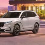 El Honda CR-V PHEV demuestra que la electrificación parcial también forma parte de la estrategia de la marca. Este SUV híbrido enchufable ofrece hasta 50 millas en modo eléctrico y mantiene la practicidad habitual del modelo. Aunque no es un eléctrico puro, juega un papel clave en la transición hacia una gama completamente electrificada.