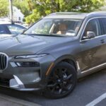 El BMW X7, aunque más grande, tiene un coste medio algo menor, alrededor de 907 dólares al año. Aun así, sus neumáticos de gran ზომ y sistemas de suspensión siguen suponiendo un gasto considerable a largo plazo.