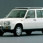 El Nissan Rasheen puede considerarse uno de los primeros crossovers subcompactos. Lanzado en 1994, ofrecía tracción total, estética SUV y dimensiones reducidas. Décadas después, este concepto domina el mercado global con modelos urbanos de espíritu aventurero.