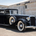 El D8 representa otra era del automóvil. Sus llantas, más funcionales y elegantes, reflejan el lujo artesanal de la época, donde cada coche era prácticamente una obra única.