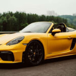 El Porsche Boxster 987.2 es una de las puertas de entrada más inteligentes al mundo Porsche. Ligero, equilibrado y muy disfrutable, convierte cualquier trayecto en algo especial. Su mantenimiento es exigente, pero acorde a lo que ofrece.