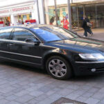 El Phaeton era técnicamente brillante y compartía base con modelos Bentley, pero su elevado precio chocaba con la percepción de marca de Volkswagen. El resultado: ventas muy limitadas, especialmente en EE. UU.