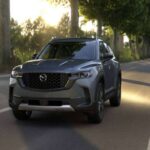 MSRP: $34,750
Fiabilidad baja (47/100) y espacio interior limitado hacen que el CX-50 híbrido sea una opción costosa de mantener frente a competidores más prácticos.