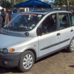 El Fiat Multipla es recordado por su diseño exterior extremadamente polarizante. Aunque ofrecía una gran habitabilidad y funcionalidad, su estética rompió completamente con los estándares habituales, dificultando su aceptación fuera de nichos concretos.