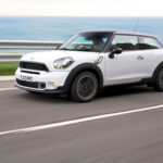 El Mini Paceman fue una propuesta arriesgada que mezclaba coupé y SUV. Su diseño llamativo no logró grandes ventas, pero hoy es una opción interesante por su exclusividad y su versión Cooper S más prestacional.