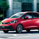 El Honda Jazz es un ejemplo de ingeniería eficiente y sencilla. Las versiones entre 2019 y 2021 mejoraron refrigeración y transmisión, lo que permite a este utilitario alcanzar los 250.000 kilómetros con costes de mantenimiento muy bajos.