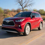 El Toyota Highlander es sinónimo de fiabilidad dentro del segmento SUV. Tanto en su versión convencional como híbrida, destaca por su capacidad de alcanzar grandes kilometrajes. Su eficiencia y bajo coste de mantenimiento lo hacen especialmente atractivo a largo plazo.