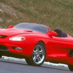 El Mach III combinaba diseño clásico con tecnología moderna. Equipado con un V8 de 450 CV y carrocería de fibra de carbono, prometía prestaciones de superdeportivo con estética futurista.