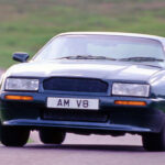 El Virage marcó la transición hacia una nueva etapa para Aston Martin a finales de los 80. Su potente V8, con opciones de hasta 6.3 litros, lo posicionó como un gran turismo exclusivo y de altas prestaciones.