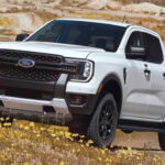 El Ford Ranger combina eficiencia y rendimiento con su motor EcoBoost y transmisión automática de 10 velocidades. Con opción de tracción 4x4 y buena capacidad de remolque, es una alternativa equilibrada y más económica si se eligen versiones base.