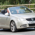 El Eos destacaba por su techo convertible, pero ese mismo sistema es su mayor debilidad. El modelo 2008 sufre fallos en el mecanismo del techo, además de problemas en cadena de distribución y alto consumo.