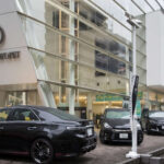 La estrategia comercial de Toyota se centra en ofrecer valor y fiabilidad. Esto genera confianza en los clientes, que tienden a repetir compra gracias a la experiencia positiva con el producto.