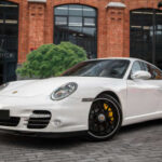 El Porsche 911 ha mantenido su esencia desde 1964. Su silueta inconfundible, con faros redondos y motor trasero, demuestra que un diseño perfecto no necesita cambios radicales.