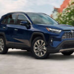 El Toyota RAV4 2025 sigue siendo fiable, pero ha quedado rezagado frente a sus rivales. Su motor es justo en prestaciones y la dirección carece de precisión, afectando la sensación de control.