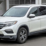 El Honda Pilot representa la fiabilidad japonesa en formato SUV familiar. Su mecánica está optimizada para reducir el desgaste interno y maximizar la eficiencia a largo plazo. Es conocido por su bajo índice de averías graves, lo que lo convierte en una opción sólida para quienes buscan un vehículo duradero con costes de mantenimiento contenidos.