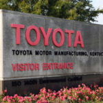 El Lexus ES se fabrica en Kentucky, dentro del complejo de Toyota en Estados Unidos. Esto puede ser relevante en términos de disponibilidad, costes logísticos y posibles cambios arancelarios, además de reforzar su papel como modelo “local” dentro del mercado norteamericano.