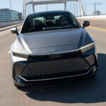 El Crown ofrece una conducción más moderna y orientada a la tecnología híbrida de nueva generación, con especial énfasis en la eficiencia. El Lexus ES, en cambio, prioriza el confort absoluto y la suavidad de marcha, aunque sin un carácter especialmente deportivo. Ambos son coches pensados para viajar, no para conducción agresiva.