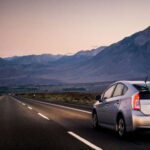 El Toyota Prius destaca por su eficiencia. Es ideal para quienes quieren reducir al máximo el gasto en combustible. Su sistema híbrido es fiable y su enfoque práctico lo hace muy conveniente como primer coche.