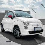 Atractivo y fácil de aparcar, pero su tamaño juega en contra en tráfico rápido. Menor sensación de seguridad y confort en viajes largos para conductores sin experiencia.