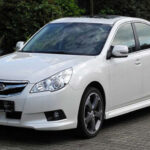 El Legacy se destaca por su durabilidad en entornos exigentes. Su sistema de tracción integral distribuye mejor el desgaste, mientras que el motor bóxer ofrece funcionamiento equilibrado y menor estrés mecánico. Esto lo convierte en una opción ideal para quienes manejan en climas complicados y buscan un auto que resista muchos años.