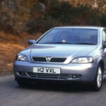 Intentó heredar el legado del Calibra sin lograrlo del todo. Motores justos y rendimiento discreto, pero un diseño elegante que aún hoy resulta atractivo. La versión turbo aportaba ese extra de carácter.